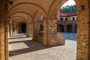 archi, portici, portico, cortile, finestre, ombre, alberi, pilastri, colonne, case, mattoni, pietre, arco, verde, porticato, sanpietrini, chiostro, ombra