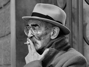cappello, occhiali, sigaretta, uomo, mano, baffi, orecchio, ritratto, bianconero, anziano, dita, cappotto, cenere, fumo, vecchio, nero, fuma, nastro, bavero, signore