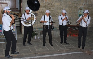 musicisti, strumenti, trombone, banda, nero, cappelli, bianco, strada, sedie, cappello, suonatori, cinque, porta, trombe, tamburo, tromba, camicia, marciapiede, panchina, suonare, ottoni, artisti, band, pantaloni, divisa, musica