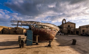 nuvole, piazza, chiesa, barca, cielo, corda, case, ombre, campanile, rudere, corde, azzurro, piazzale, relitto, scorcio, cartello, scritta