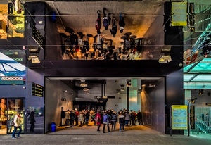 riflesso, persone, luci, specchio, gente, cartelli, specchi, tanti, negozio, lampade, ingresso, galleria, stazione, insegne, riflessi, vetri, indicazioni