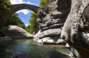 ponte, fiume, acqua, alberi, rocce, nuvole, cielo, massi, piante, gola, sassi, verde, arco, azzurro, ruscello