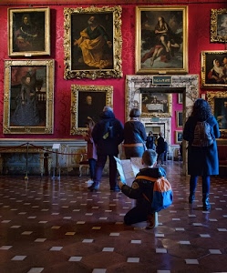 quadri, museo, persone, bambino, cornici, zaino, rosso, dipinti, pavimento, porta, visitatori, oro, porte, galleria, cordone, mappa, tavolo, quadrati, sala