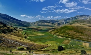 verde, nuvole, cielo, colline, panorama, campi, paesaggio, alberi, campagna, montagne, erba, prati, coltivazioni, azzurro
