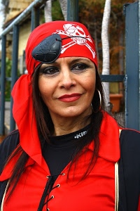 donna, rosso, pirata, teschio, bandana, occhi, ritratto, nero, benda, bocca, bianco, carnevale, maschera, rossetto, costume, capelli, orecchino, ringhiera, foulard, sorriso, volto, naso
