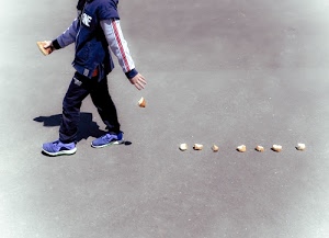 pane, bambino, briciole, pollicino, scarpe, fiaba, strada, mano, mani, pezzi, gambe, bianco, camminare, ragazzo, blu, favola, ombra