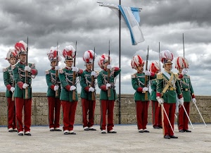 bandiera, rosso, divise, cappelli, verde, fucili, nuvole, cielo, soldati, uniforme, spade, bianco, uniformi, armi, divisa, parata, militari, piume
