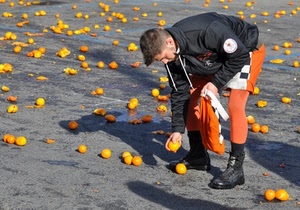 arance, uomo, arancione, nero, arancio, frutta, strada, ombra, raccogliere, battaglia, frutti, carnevale, raccolta, persona