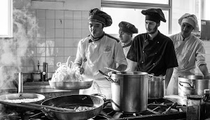 cuochi, pentole, padelle, bianconero, spaghetti, cucina, cappelli, piastrelle, pasta, fumo, quattro, fornelli, cappello, tegami, berretti, ragazzi, chef, divise, vapore