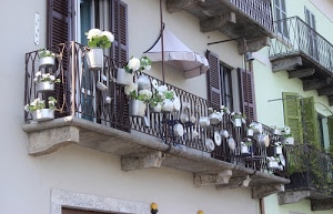 fiori, finestre, pentole, persiane, vasi, balconi, tenda, ringhiera, balcone, piante, coperchi, casa, secchi, bianco, palazzo, porte, alluminio, imposte