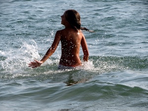 mare, bambina, onde, acqua, spruzzi, capelli, azzurro, mano, costume, estate, braccia, bambino, coda, bianco, bagno, ragazza, schiena, sensazione, schizzi