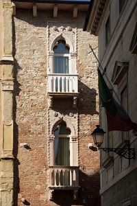 bandiera, balconi, lampione, finestre, muro, asta, balaustre, vetri, ombra, casa, vetro, balconcini, palazzo, palazzi, mattoni, due