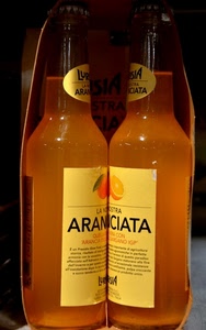 aranciata, bottiglie, etichetta, due, etichette, bottiglia, arancio, bibita, confezione, arancione, giallo, vetro