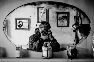 specchio, selfie, lampada, bianconero, ovale, quadri, fotografo, autoritratto, riflesso, vasi, mensola, uomo, cornici, occhiali, barattoli, fotocamera, parete