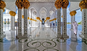 colonne, archi, bianco, capitelli, prospettiva, riflessi, moschea, arabo, pavimento, portici, acqua, oro, arabeschi, portico, palazzo, piscina, persona, colonnato, marmo, persone
