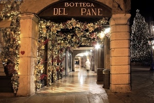 luci, natale, albero, insegna, decorazioni, persona, notte, colonne, natalizio, bottega, vetrine, negozio, portici, portico, strada, cuore, pane, galleria, archi, porticato, addobbi, arco