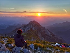 sole, tramonto, montagne, erba, panorama, donna, nuvole, verde, rocce, cielo, sensazione, montagna, sassi, vetta, cime, persona, sensazioni, paesaggio, monti