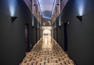 corridoio, porte, pavimento, luci, arco, archi, lampade, soffitto, nero, faretti, piastrelle, grigio, luce, prospettiva, sedie, pareti, ringhiera, edificio