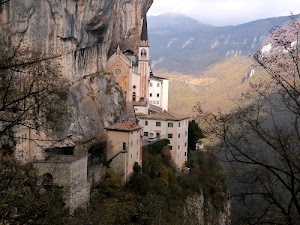 campanile, chiesa, alberi, roccia, montagna, finestre, montagne, rami, tetti, case, strapiombo, auto, rosone, rocce, panorama, santuario