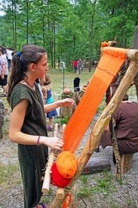lana, arancione, telaio, ragazza, alberi, tessuto, tessitrice, gomitoli, arancio