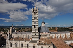 campanile, cupola, nuvole, chiesa, duomo, finestre, cielo, tetti, bifore, torre, case, statue, panorama, siena, architettura, archi, colline, trifore