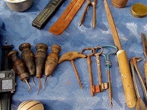 attrezzi, chiavi, legno, lima, orologio, tovaglia, punteruoli, metallo, cavatappi, azzurro, pinza, marrone, punte, ferro, succhiello, manici