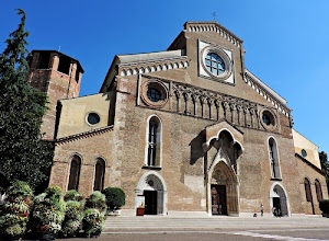 chiesa, campanile, finestre, rosoni, cielo, alberi, portale, porte, archi, azzurro, rosone, verde, albero, facciata, portoni, scalini, piante, piazza, torre, croce, udine, persone