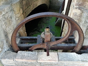 ruota, ferro, acqua, ruggine, arco, chiusa, mattoni, verde, muro, marrone, ingranaggio, ponte, manovella, metallo