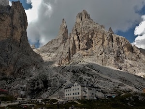 rifugio, nuvole, montagna, cime, cielo, finestre, rocce, erba, albergo, montagne, dolomiti, verde, torri, baita, roccia, vette, edificio