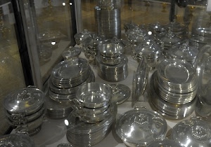 argento, piatti, pentole, coperchi, argenteria, riflessi, piattini, vassoi, vetrina, vetro, specchio, luccichio, luci, tavolo, metallo, manici
