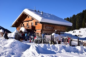 neve, rifugio, baita, tetto, inverno, bianco, sci, montagna, alberi, persone, finestre, legno, balcone, innevato, slitte, cielo, comignoli