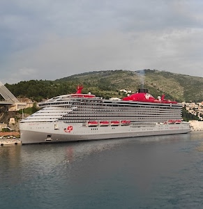 nave, crociera, mare, rosso, collina, fumo, bianco, acqua, porto, prua, finestrini, passeggeri, ponti, case, colline, nuvole, cielo, cabine, barche, scialuppe