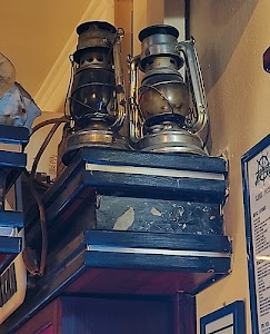 lanterne, vetro, metallo, due, lampade, azzurro, legno, museo, mensola, nero, lanterna, lampada, quadri, giallo, olio