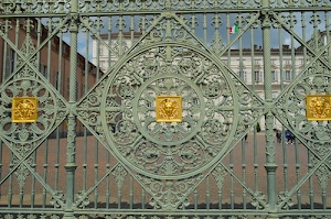 palazzo, cancello, ferro, rombi, oro, reale, cancellata, dorato, finestre, geometrie, bandiera, torino, cielo, piazzale, metallo, verde, cortile, quadrato, quadrati, inferriata