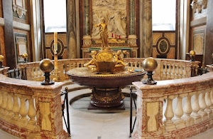 marmo, fonte, statua, balaustra, colonne, battesimale, chiesa, oro, colonnine, dorato, sfere, finestre, battesimo, cero, palle, cerchio, cancelli, altare, vasca