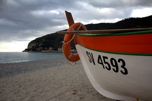 barca, mare, spiaggia, numeri, salvagente, sabbia, nuvole, arancione, rosso