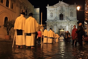 processione, chiesa, lampione, bastoni, persone, cappelli, piedi, facciata, religiosi, tonache, bianco, devozione, statue, finestre, pioggia, notturno