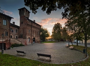 panchine, castello, alberi, piazza, torre, tramonto, lampione