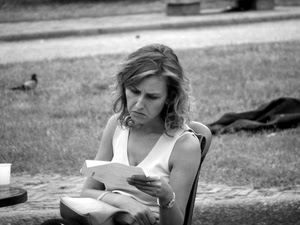 donna, bianconero, leggere, foglio, lettera, orologio, mani, borsa, lettura, piccione