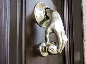 porta, mano, batacchio, battente, legno, marrone, dita, metallo, sfera, maniglia, pomello