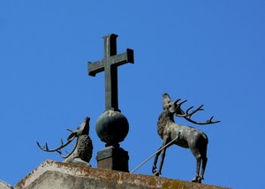 croce, cervi, cielo, corna, tetto, sfera, azzurro, statue, chiesa, ferro