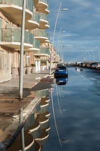 lampioni, strada, balconi, auto, acqua, riflesso, riflessi, cielo, palazzi, automobile, nuvole, blu, pioggia, terrazze, terrazzi, macchina