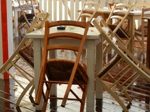 sedie, legno, paglia, tavolini, posacenere, pioggia, bianco, tavoli, tavolo, bicchiere, bagnato, marrone, bar, bagnate