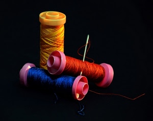 ago, giallo, rosso, colori, blu, filo, rocchetti, cotone, tre, nero, macro, fili, cruna, rosa