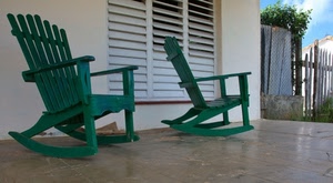 due, sedie, verde, dondolo, legno, finestra, persiana, persiane