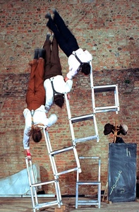 sedie, tre, mattoni, muro, acrobati, cappelli, cinque, equilibristi, pantaloni, bianco, uomini, giocolieri, artisti