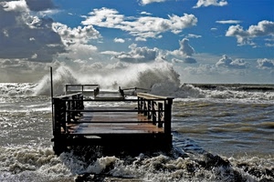 onde, mare, nuvole, acqua, cielo, legno, pontile, molo, azzurro, burrasca, bianco, schiuma, spruzzi, mareggiata, tempesta, passerella, celeste