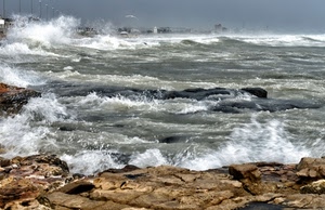 mare, onde, scogli, rocce, cielo, spruzzi, schiuma, acqua, mareggiata, burrasca, vento, flutti, case