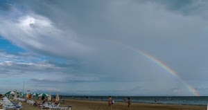 spiaggia, arcobaleno, mare, ombrelloni, cielo, nuvole, acqua