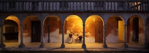 archi, colonne, bicicletta, balaustra, portico, porte, luci, notte, notturno, portici, porticato, sera, ombre, bici, capitelli, finestre
